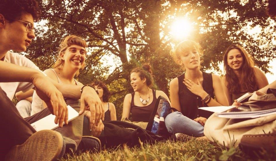 <p>Türkiye İstatistik Kurumu, 'İstatistiklerle Gençlik 2015' araştırmasını yayımladı. İşte istatistiklerle Türk gençliği...</p>

<p> </p>
