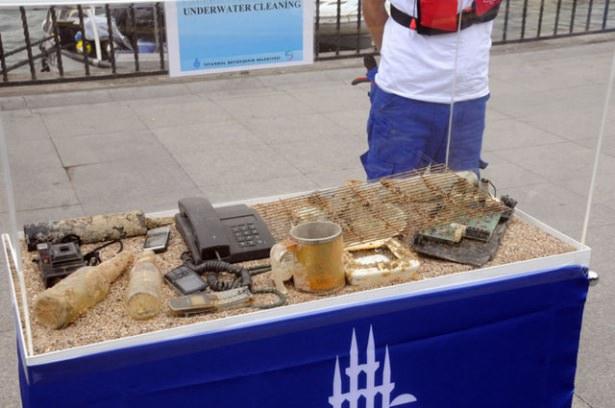 <p>İstanbul'da Deniz Hizmetleri Müdürlüğü'ne bağlı ekipler, deniz altında ve üstündeki rutin temizlik çalışmalarına Dünya Çevre Günü'nde de devam etti. Ekipler, 10 dalgıçla Kadıköy açıklarında temizlik çalışması yaptı.</p>