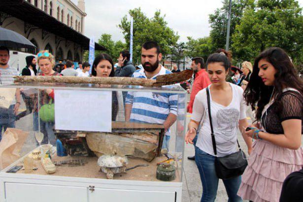 <p>Denizden çıkarılan ve sergilenen malzemeler, vatandaşların yoğun ilgisini çekti.</p>