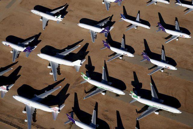 <p>20’nci yüzyılın havayolu taşımacılığında önemli rol oynayan yüzlerce Boeing 747 ve diğer eskimiş uçaklar, bugün dünyanın en büyük uçak mezarlıklarından biri olan California’nın güneyindeki havaalanında bekliyor</p>
