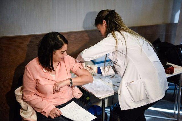 <p>19-25 Aralık tarihleri arasında farklı bölgelerdeki 180 aile hekiminden alınan numuneler Türkiye Halk Sağlığı Kurumu Viroloji Laboratuvarı, İstanbul Üniversitesi Tıp Fakültesi Viroloji Laboratuvarı, Samsun Halk Sağlığı Laboratuvarı, Erzurum Halk Sağlığı Laboratuvarı, Adana Halk Sağlığı Laboratuvarı, İzmir Halk Sağlığı Laboratuvarı ve İstanbul Halk Sağlığı Laboratuvarı’nda analiz edildi.</p>
