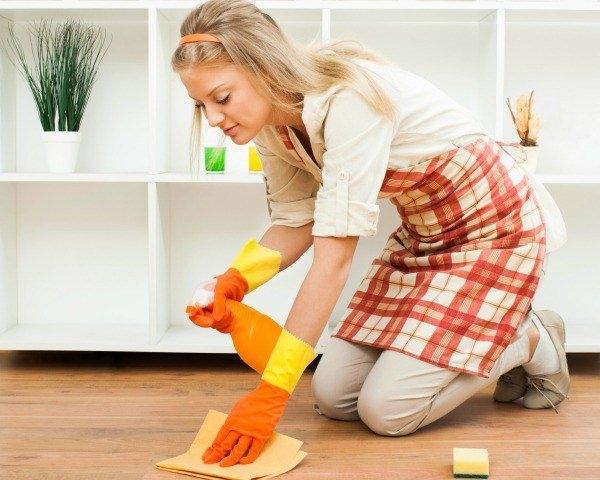 <p>Kadınlar ne kadar yorgun olsalar da ev temizliğinde mutlaka kendilerine bir şekilde vakit ayırır. </p>
