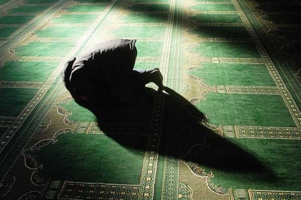 <p><strong>52. Şirk nedir </strong><br />
Allah´a ortak koşmak, ondan başka Allah ( İlah - Tanrı ) olduğunu söylemek. </p>
