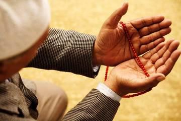 <p><strong>53. Peygamber kime denir </strong><br />
Ahkam-i ilahiyeyi insanlara tebliğ için Allah´ın vazifelendirdiği zata denir. </p>
