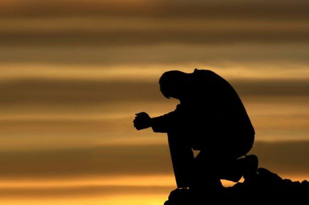 <p><strong>87. Kaç tane kandil vardır, nelerdir </strong><br />
Beş tane kandil vardır.<br />
<br />
<strong>Mevlid Kandili :</strong> Peygamberimizin dünyaya geldiği gecedir<br />
<strong>Regaib Kandili :</strong> Hz. Amine´nin Peygamberimize hamile olduğunu anladığı gecedir.<br />
<strong>Mirac Kandili :</strong> Peygamberimizin, ilahi saltanatı seyretmek üzere Allah´ın daveti ve gücü ile bir mucize olarak göklere ve daha nice alemlere seyahat ettiği gecedir.<br />
<strong>Berat Kandili :</strong> Kur´an-ı Kerim´in levh-i mahfuzdan sema-i dünyaya indirildiği, insanların bir senelik hayat ve rızıklarının gözden geçirildiği, müslümanların af ve lütuflara nail olduğu gecedir.<br />
<strong>Kadir Gecesi :</strong> Kur´an-ı Kerim´in dünya semasından Peygamberimize indirilmeye başladığı gecedir. </p>