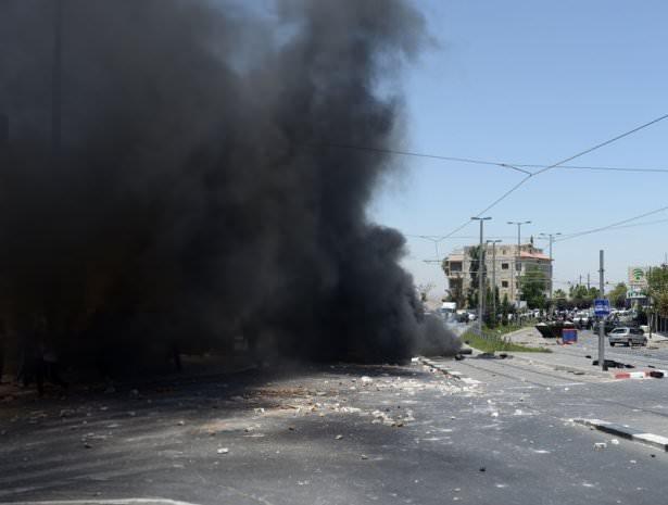 <p>Ge&ccedil;tiğimiz g&uuml;nlerde &ouml;nce 3 İsrailli gencin &ouml;ld&uuml;r&uuml;lmesinin ardından bu kez 16 yaşındaki Filistinli bir gen&ccedil; ka&ccedil;ırılarak &ouml;ld&uuml;r&uuml;ld&uuml;.</p>
