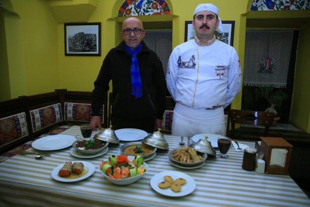 <p>Kastamonu yemeklerinin ağırlıklı olarak hamur işlerinden oluştuğunu anımsatan Emen, yemeklere katılan cevizin verdiği lezzet dışında kolesterolü dengeleyerek yemeğin daha sağlıklı hale gelmesini sağladığını savundu.</p>