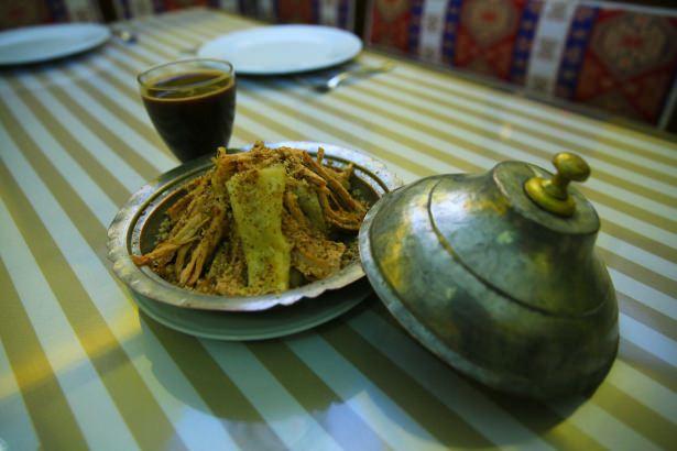 <p>Tarihi Münire Medresesi'nde faaliyet gösteren restoranın işletmecisi Yavuz Emen, bandumanın, kentin en önemli yemekleri arasında yer aldığını söyledi.</p>
