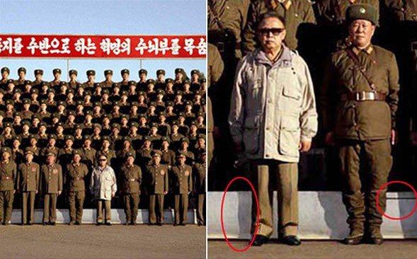 Kuzey Kore’nin eski lideri Kim Jong İl 2010 yılında çekilmiş bu fotoğrafa sonradan eklendiği görülüyor. Fotoğrafta liderin ve askerlerin gölgeleri farklı yöne düşüyor.