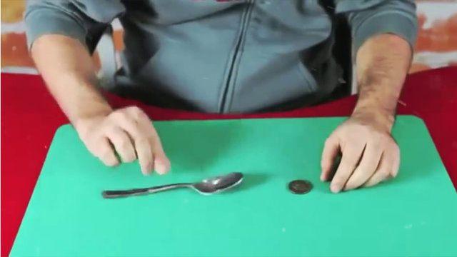 <p>KAŞIKLA PARA KAYBETME</p>
<p>İllüzyon gösterileri yapanların en sevdiği malzemeler bozuk para ve kaşıktır.</p>
<p> </p>