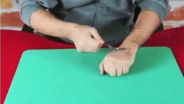 <p>Kaşıkla dikkat dağıtılan gösterinin hilesi oldukça basit.</p>
<p> </p>
