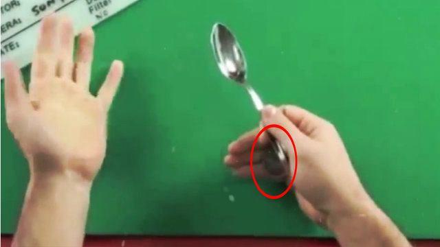 <p>Gösterinin sonuna kadar parayı saklayıp, dikkatleri diğer elinize odaklamalısınız.</p>

<p> </p>

