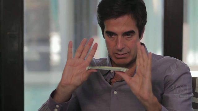 <p><strong>DAVİD COPPERFİELD CANLI YAYINDA HİLESİNİ GÖSTERDİ</strong></p>
<p>Ünlü illüzyonist David Copperfield bir televizyon programında para ile yaptığı gösterinin hilesini açıkladı.</p>
