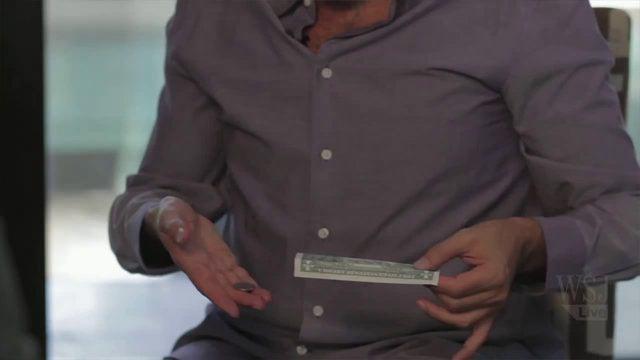 <p>Copperfield, hilesi oldukça basit olan gösteriyi herkese gösterdi. Parayı dengede tutmak için bir bozuk parayı, kağıt paranın ucuna yerleştirdi.</p>

<p> </p>
