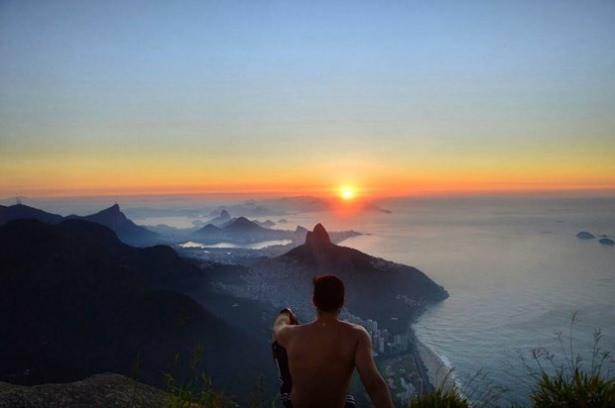 <p>Brezilya'da bulunan Pedra da Gavea tepesi heyecan meraklıların uğrak noktası oldu. </p>
