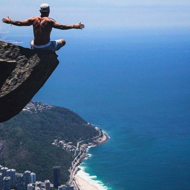<p>Rio de Janerio'da bulunan Pedra da Gavea tepesine gelen ziyaretçiler en güzel açıyı yakalayabilmek için hayatlarını riske atıyor.</p>