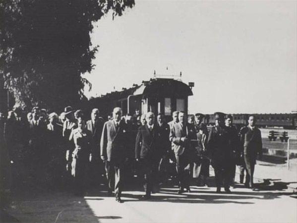 <p>Atatürk, Celal Bayar, Sabiha Gökçen ve kalabalık bir grup istasyonda trenin önündeler.</p>

<p> </p>
