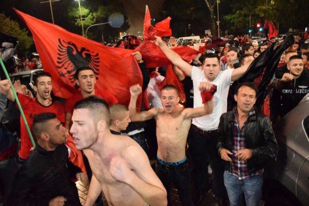 <p>İlk kez Avrupa Futbol Şampiyonası finallerine katılma hakkı kazanan Arnavutlar, Tiran ve Priştine sokaklarını karnaval alanına &ccedil;evirdi</p>

<p>&nbsp;</p>
