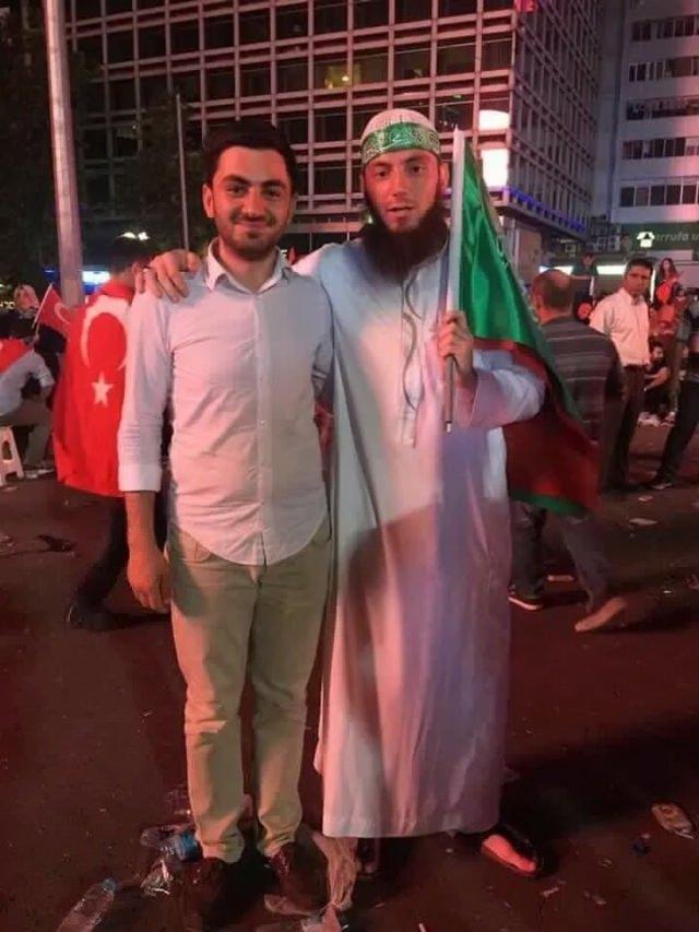 <p>Trabzonspor'dan Osmanlıspor'a kiralık olarak giden Aykut Demir'in darbeye karşı sokağa çıkarken giydiği kıyafet dikkat çekti.</p>
