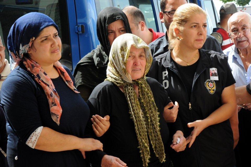 <p>Van'ın Çaldıran ilçesinin Tendürek Dağı bölgesinde güvenlik güçlerince yürütülen operasyonlarda, terör örgütü PKK militanları ile çıkan çatışmada şehit düşen Astsubay Üstçavuş Suat Petek'in (36) cenazesi, memleketi Osmaniye'nin Kadirli ilçesinde toprağa verildi. Törende, şehidin annesi Elif (sol 2) ve kardeşi Oğuzhan (sağ 2) Helvacı'yı yakınları teskin etmeye çalıştı.</p>