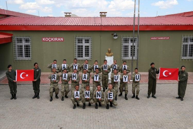 <p>İran sınırında 2375 rakımlı Koçkıran Hudut Karakol Komutanlığında vatan savunması için görev yapan Mehmetçik, bayram sevincini komutanları ve silah arkadaşlarıyla paylaştı.</p>

<p> </p>
