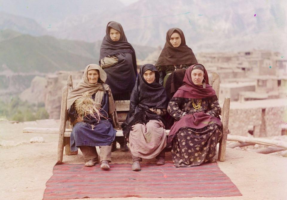 <p>1910’lu yıllarda bir grup Dağıstanlı kadın...</p>