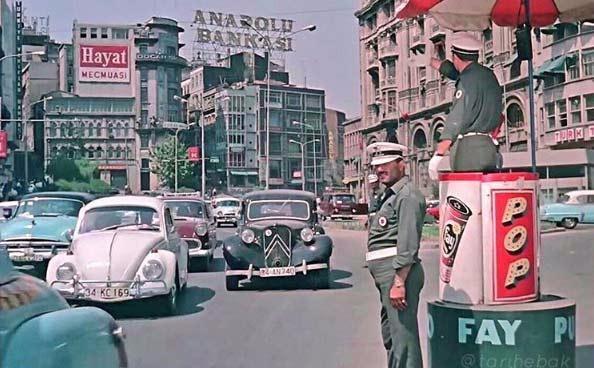 <p>Karaköy'de trafik polisleri, •1970</p>
