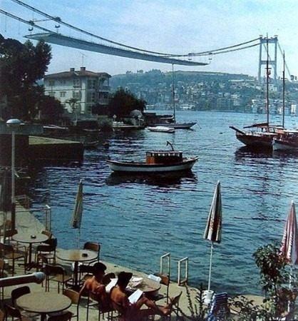 <p>FSM Köprüsü yapım aşamasında, yan tarafında denize giren ve güneşlenenler, 1980'ler...</p>