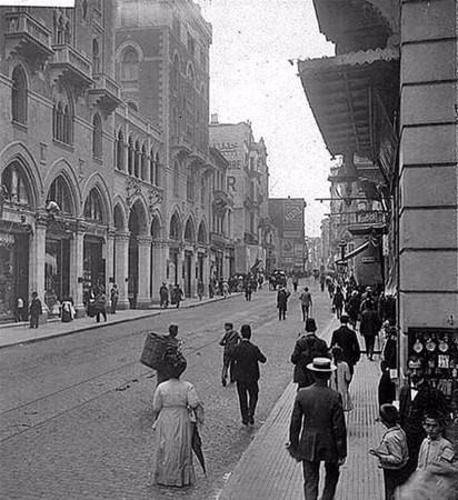 <p>İstiklal caddesi / o zamanlar grand rue de Pera.. 1910'lar..</p>
