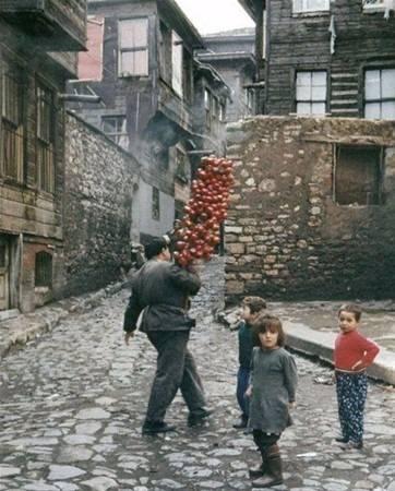 <p>Elma Şekerci, Zeyrek - İstanbul ~1970, Ara Güler.</p>