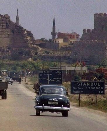 <p>İstanbul'un nüfusu 1950'li yıllara kadara 1,5 milyon civarındaydı... </p>
<p> </p>