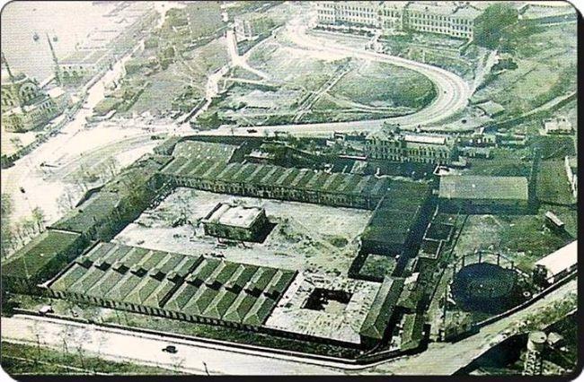 <p>Dolmabahçe, Saray ahırları ve gazhane 1930'lar (Şu anda Vodafone Arena Stadı'nın olduğu yer)</p>