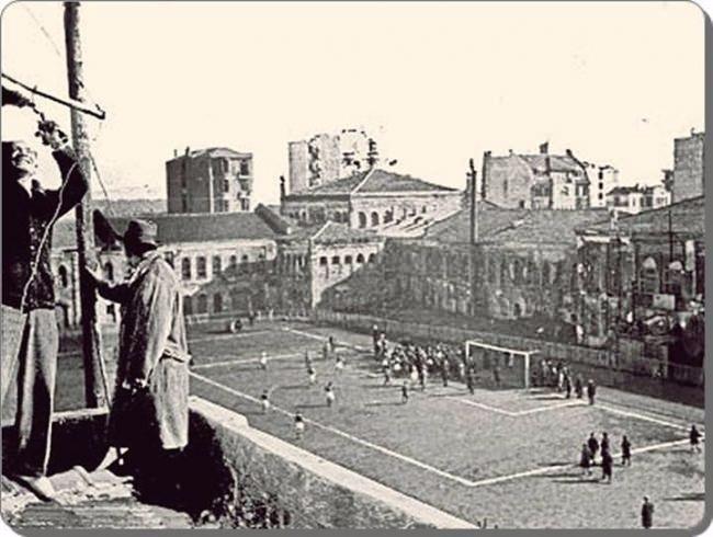 <p>Taksim Stadı’nda ilk radyo naklen yayını 1933’te Çelebizade Sait Bey tarafından gerçekleştirilmiş. Fotoğrafta Taksim Stadı’nın kışladan kalma duvarlarının üstünde radyo hattı çeken görevliler görülüyor. (Ş an Gezi Parkı'nın olduğu yer)</p>
