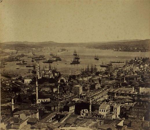 <p>Macar kökenli mimar Karoly Kos’un 100 yıl önce görüntülediği İstanbul fotoğraflar ‘İstanbul 100 Sergisi’ başlığı altında, İstanbul’daki Macar Kültür Merkezi’nde sergilenmeye başladı. 1 Nisan tarihine kadar açık kalacak sergide daha önce hiçbir yerde yayınlamayan, 100 yıl önceki İstanbul’un görünümüne ait 50 adet fotoğraf yer alıyor.</p>

<ul>
</ul>
