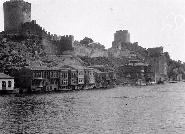 <p>Karoly Kos’un eserleri arasında en dikkat çekeni ise 1917 tarihine ait Rumeli Hisarı fotoğrafı oluşturuyor. O dönem sahil yolunun olmadığı ve denize sıfır yalıların yer aldığı fotoğrafta, Rumeli Hisarı’nın etrafında yerleşim yerinin olmadığı görülüyor. bugün, sahil yolu, villa ve yalıların doldurduğu Rumeli Hisarı’na komşu tepelerin boş hali 100 yıllık süredeki değişime ışık tutuyor. Dikkat çeken bir diğer ayrıntı, Kos’un 100 yıl önceki fotoğraflarında görülen denize sıfır ahşap Osmanlı yalılarının günümüze kadar ulaşamamış olması. </p>
