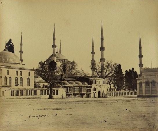 <p>Macaristan’ın yurt dışında kurulan ilk araştırma merkezi konumundaki Konstantinopolis Macar Bilimsel Enstitüsü, 1917 yılı Ocak ayında faaliyetlerine başlarken, 1917 Şubat ve 1918 Mayıs tarihleri arasında Osmanlı başkentindeki Karoly Kos da enstitüde görevliydi.</p>
