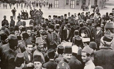 <p>Diğer bir dikkat çekici albüm ise 1914 yılına ait National Geographic Aralık sayısında özel fotoğraflarla İstanbul bölümünden.<br />
 </p>

<p>"Asker alım kayıtları sırasında bir kare. Türkler geleneksel 'fes'leriyle tanınıyor."</p>
