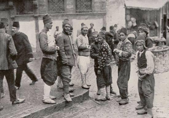 <p>Dergide II. Abdülhamit'e dair bir anekdot ise şu sözlerle anlatılıyor:</p>

<p>"II. Abdülhamit döneminde şehrin sokaklarında elektrik, telefon hattı ve tramvay yoktu. ‘Dinamo’nun dinamitten geldiğini düşünen padişah bu teknolojik gelişmelerin şeytan işi olduğunu düşünüyordu. Rivayete göre kendisine karşı suikast girişiminde at arabasından bir bomba atıldı. Padişah bomba ve tekerlek arasında bir ilişki kurarak, lastik tekerlekleri yasakladı."</p>
