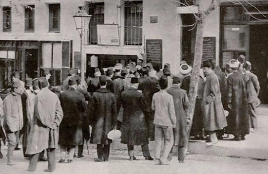 <p>"Son çıkan haberler gazete bayilerinin önünde okunuyor."</p>
