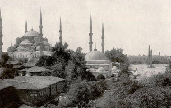 <p>Sultanahmet Camisi’nin başka bir görünümü. Arkada hipodrom meydanını görmek mümkün.</p>

<p> </p>
