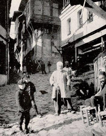 <p>O yıllarda İstanbul'da 'numara sistemi' yokmuş:<br />
"İstanbul’da sokakların adı, evlerin numaraları yok. Semt adlarına göre gönderilen postaları, postacı mahelle sakinlerine sorarak buluyor."</p>
