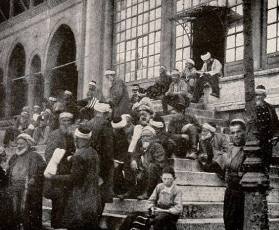<p>Savaş haberlerini tartışan bir grup</p>