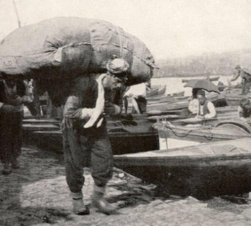 <p>Derginin yazdığına göre kaldırımlar yollarla karışık:</p>

<p>"Farklı ırktan, bölgelerden, sınıflardan günde ortalama 150 bin kişi Galata Köprüsü’nden geçiyor. Yola ait hiçbir kural yok. Hayvan taşıyanlar, hamallık yapanlar, yayalar hepsi bir arada."</p>
