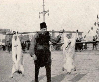 <p>1914 İstanbul'unun çalışan profiliyse şöyle tarif ediliyor:</p>
<p>"Şehrin belli başlı işleri şehir dışından gelenler tarafından yapılıyor. Genelde sokak dondurmacıları Arnavut, hamam tellakları Sivas’tan, gemiciler ise Karadeniz bölgesinden geliyor."</p>