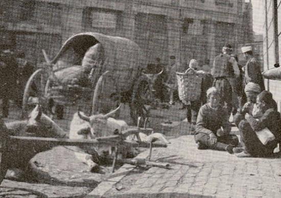 <p>Yolda dinlenen işçiler<br />
"Arnavut, Kürt, Sırp, Rum ve Ermeni... Hepsi Osmanlı’nın başkenti İstanbul’da kendi dillerini, geleneklerini koruyor, şehrin kozmopolit havasında asimile olmuyorlar. İstanbul Yakın Doğu’nun farklı kesimlerden insanları toplayıp bir araya getiren bir Babil Kulesi..."</p>