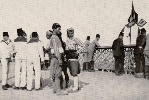 <p>National Geographic 1914 İstanbul'unun renkliliğine övgüler yağdırıyor:<br />
"1 milyon nüfuslu İstanbul’un yarısını Türkler oluşturuyor. Diğer yarım milyon ise Rum, Ermeni, Musevi ve Levantenlerden oluşuyor. İstanbul’un en büyük karakteristik özelliği bu farklı etnik dinamiğin kendi dillerinde, kendilerine özgü kıyafetleri ve geleneklerini rahatça sürdürebilmeleri. Bu hoşgörüyü Batı Avrupa ülkeleri ve Amerika'da bulmak zor."</p>
