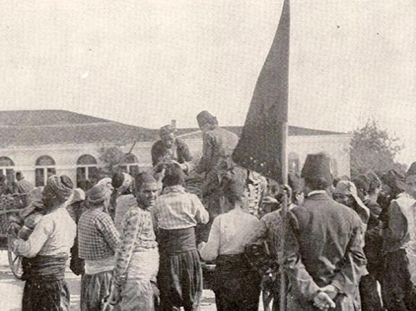 <p>Askerlere ekmek dağıtımı</p>
