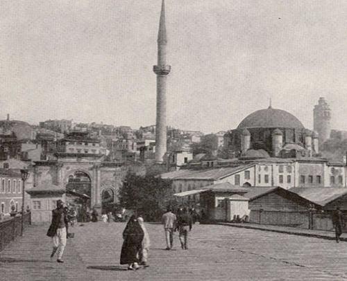 <p>Bugün Atatürk Köprüsü olarak bilinen köprü. Arkada Galata Kulesi görülüyor.</p>
