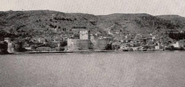 <p>O yıllarda günlük hayat da şimdiye göre oldukça farklı:</p>
<p>"Evinizi taşımayı düşünüyorsanız eşyalarınızı taşımak için kapınızda beliren itfaiye görevlilerini görebilirsiniz. Mahallede yangın çıkmayınca işleri azalan görevliler, taşımacılıkta hamallarla rekabete giriyorlar." (Çanakkale-Kilitbahir Kalesi)</p>