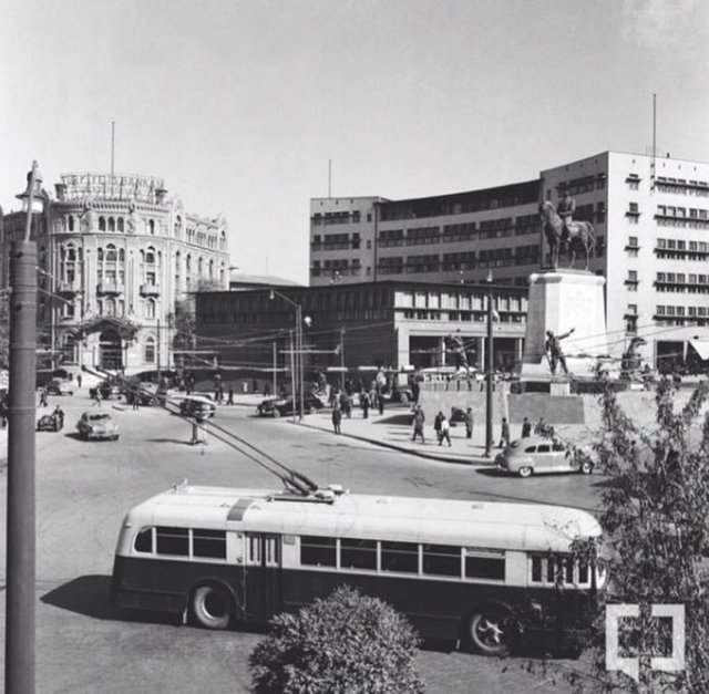 <p>Ulus Meydanı, Sümerbank, Türkiye İş Bankası, 1950’li yılların başı.</p>

<p> </p>
